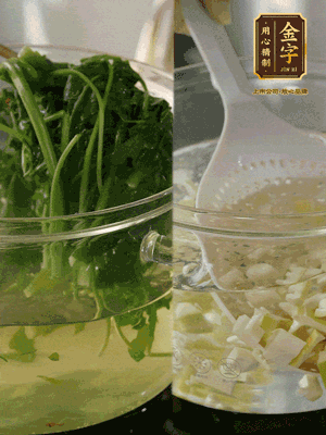 春筍切丁焯水；薺菜加鹽焯水，過涼水后切成細(xì)末