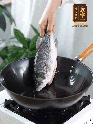 熱油，加1大勺豬油、姜片，再下鱸魚，煎至定型后翻面。（加點(diǎn)豬油，燉出的魚湯更容易變?yōu)榍逅哪贪咨?。?>
					</div>
					<span>步驟 3/6</span>
					<p>熱油，加1大勺豬油、姜片，再下鱸魚，煎至定型后翻面。（加點(diǎn)豬油，燉出的魚湯更容易變?yōu)榍逅哪贪咨?。?/p>
				</li><li>
					<div   id=