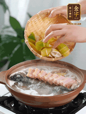 倒開水燉煮后轉(zhuǎn)移入砂鍋，淋料酒去腥、加少許鹽調(diào)味，再依次加咸肉、春筍燉煮15分鐘。