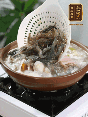 最后加一把蛤蜊、一把河蝦燜2分鐘，放一點(diǎn)白胡椒粉調(diào)味，撒上蔥花點(diǎn)綴！