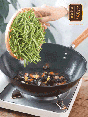 熱油煸香蒜末、姜粒、小米辣，再下臘肉煸炒出香味