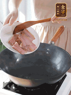 豬油熱鍋，下咸肉煸香，再下蔥姜提鮮