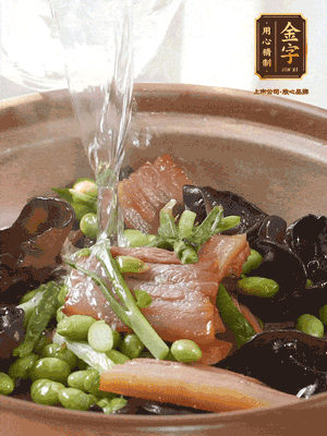 轉(zhuǎn)入砂鍋，加入開水、百葉結(jié)燉煮10分鐘