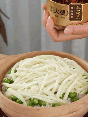 到水微干，放上豌豆、茭白絲。

