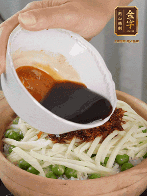 繼續(xù)小火燜3分鐘，淋上XO醬攪拌均勻。
