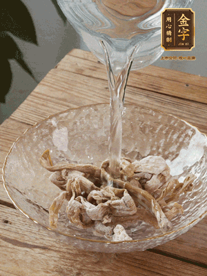 筍干提前泡發(fā)1晚切段，冬瓜去皮切塊。