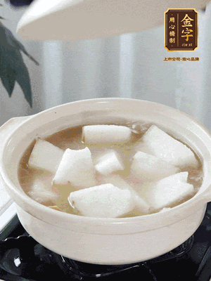 最后下冬瓜繼續(xù)燉煮10分鐘，撒上蔥花點綴。