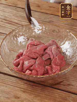 牛肉切丁，加黑胡椒海鹽、橄欖油腌10分鐘
