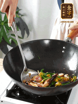 煸香蒜末，下香腸翻炒均勻，再依次下雞縱菌、黃瓜花