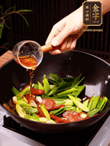 下蒜苗炒軟，沿鍋邊烹入一勺料酒，加醬油、蠔油、白糖調(diào)味炒勻