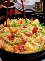 加水，沒過大部分食材。把瀝干水分的米飯均勻地鋪在上面，筷子戳幾個洞