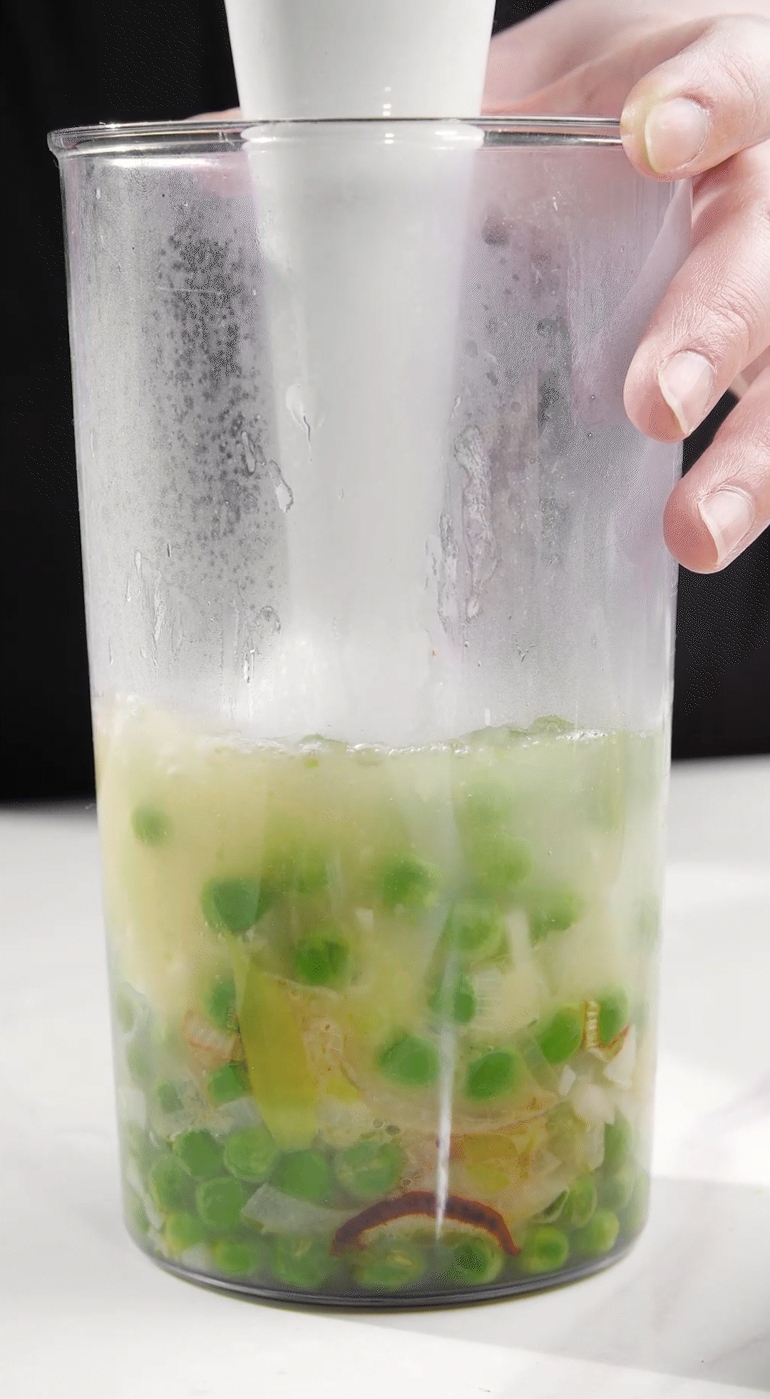炒好的蔬菜+高湯或熱水，倒入破壁機攪打細膩絲滑即可。