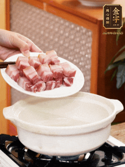 鍋內(nèi)倒油，下咸肉微微煸炒，再放排骨炒一下