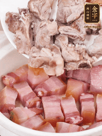 倒入開(kāi)水燉煮，大火燒開(kāi)后轉(zhuǎn)小火