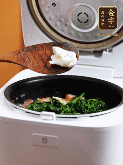 放入電飯鍋、加1勺豬油翻拌均勻