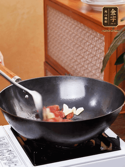 熱油，香腸微微煸出香味，加蒜片、小米辣