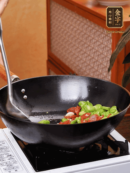 再放入蠶豆翻炒，加一點點醬油調(diào)味