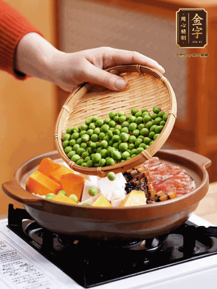 再鋪上臘腸、醬油肉、豌豆，小火煲6分鐘
