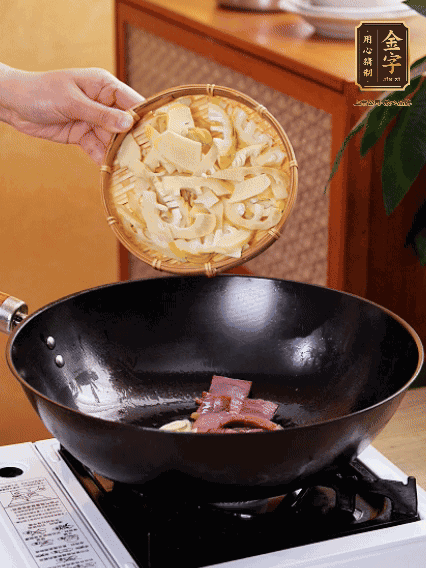 油熱，下蒜末、火腿煸炒出香味，再下筍片微微翻炒