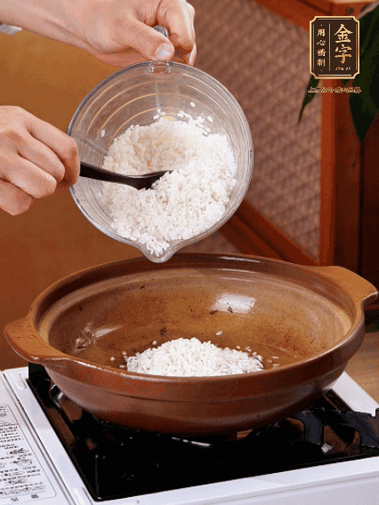 砂鍋中倒入煎羊肚菌的油，涂勻。加入提前浸泡過(guò)1小時(shí)的生米，再加入和生米齊平的水,,蓋蓋子，大火煮沸后轉(zhuǎn)小火煮至水分微干