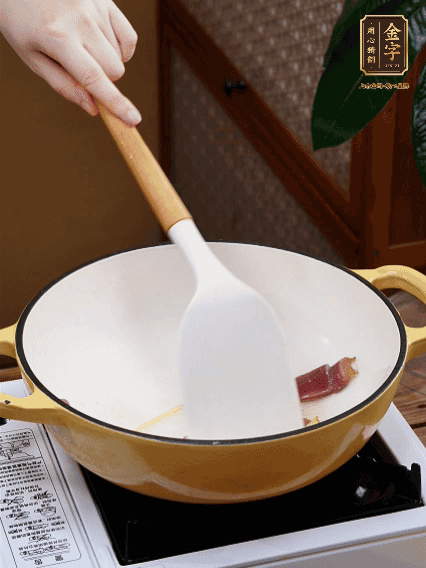 油熱，姜絲、火腿微微煸出香味