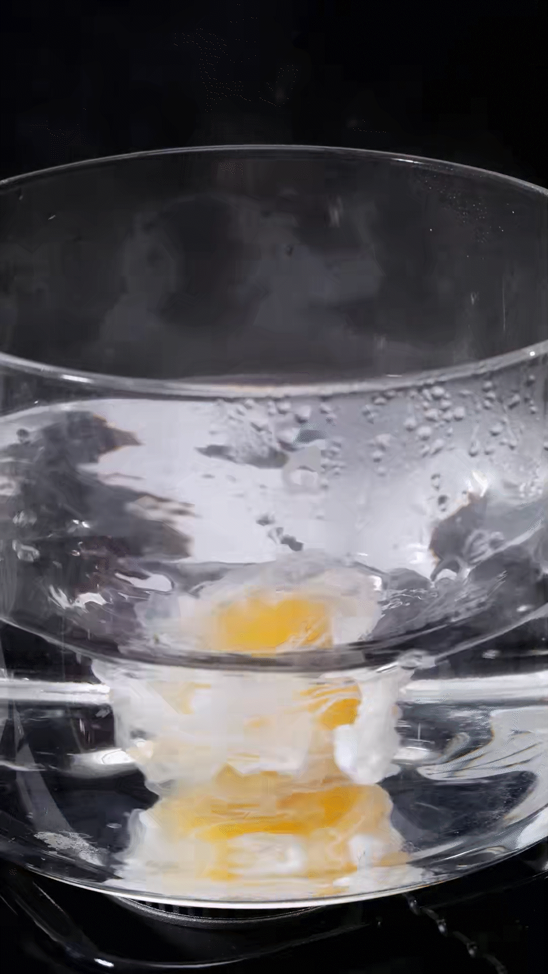 水開加入白醋和雞蛋，做成水波蛋
