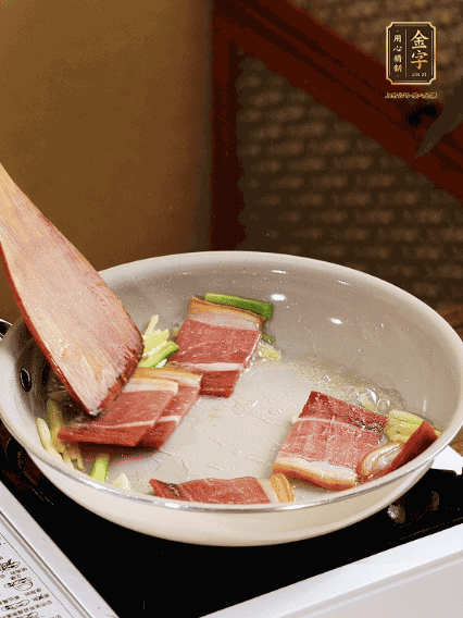 熱油下鍋，火腿、蔥姜蒜煸出香味備用