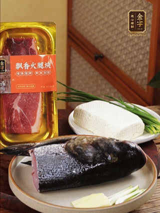 花鰱魚頭處理干凈（刮黑膜、除貼骨血、拔魚牙、剪魚鰭、刮凈魚肉表面雜質(zhì)），從中間劈開成兩半，擦干水分