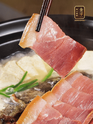 加入一丟丟鹽，撒點(diǎn)胡椒粉，蔥段點(diǎn)綴