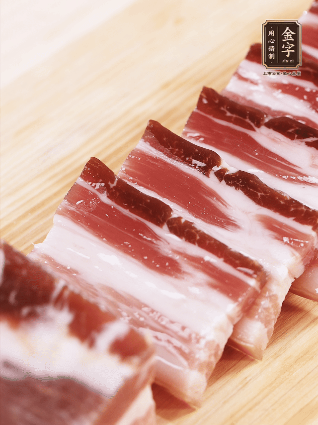 金字淡咸肉切厚片；金字淡咸肉、仔排加蔥姜、料酒焯水3分鐘，溫水洗凈。