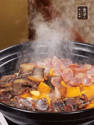 關(guān)火鋪上土香腸、梅干菜香腸、醬肉，加生抽、清水、黑胡椒粉調(diào)成的料汁，中火焗5分鐘