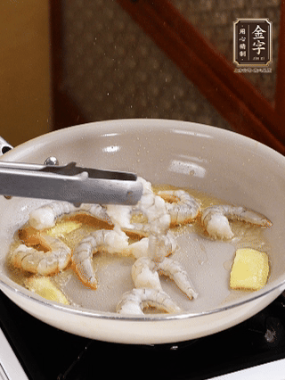 秘制煲仔飯醬油：2勺蒸魚豉油、半小勺糖、1大勺清水?dāng)嚢杈鶆蛑?分鐘